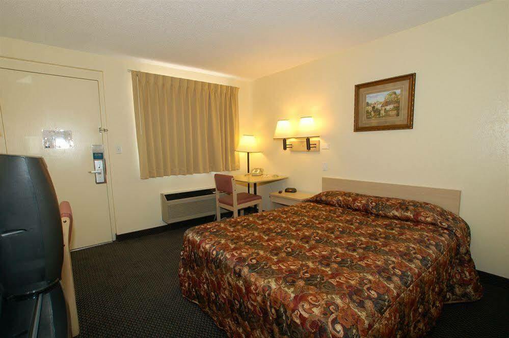 Rodeway Inn Пуэбло Экстерьер фото